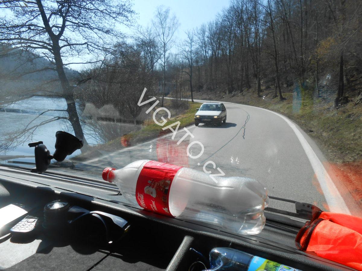 Cestovatel Johny pozorně řídí…