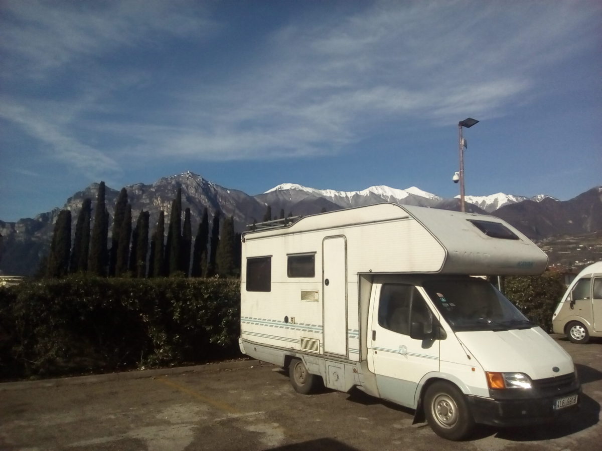 Obytný vůz parkuje v Arcu u Lago di Garda…