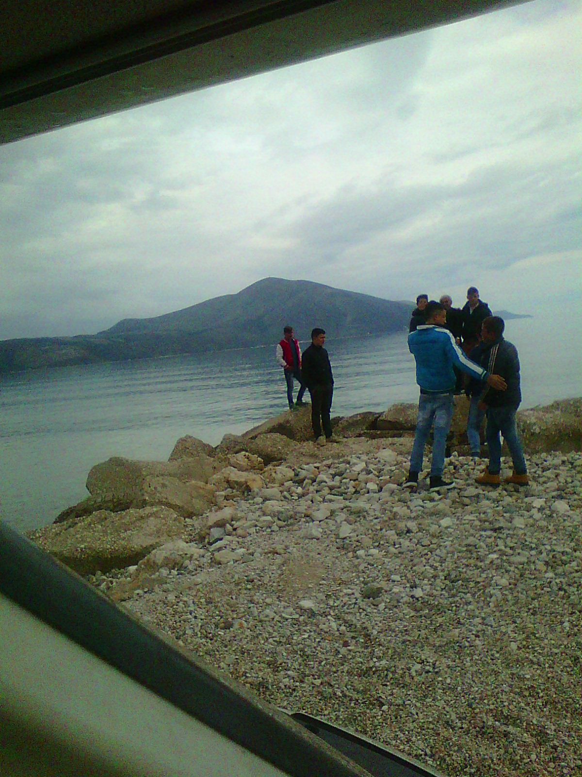 Albánské pobřeží kolem 10. března – třída gymnazistů s gymnaziálním učitelem biologie…