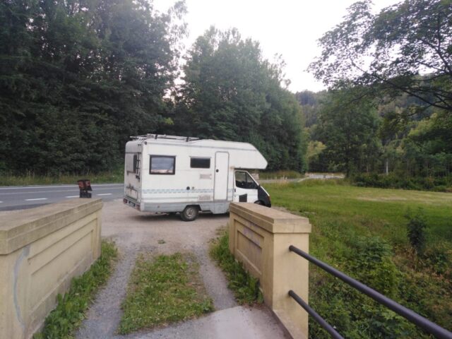 Karavan u vodního díla, elektrárny na kraji Tanvaldu