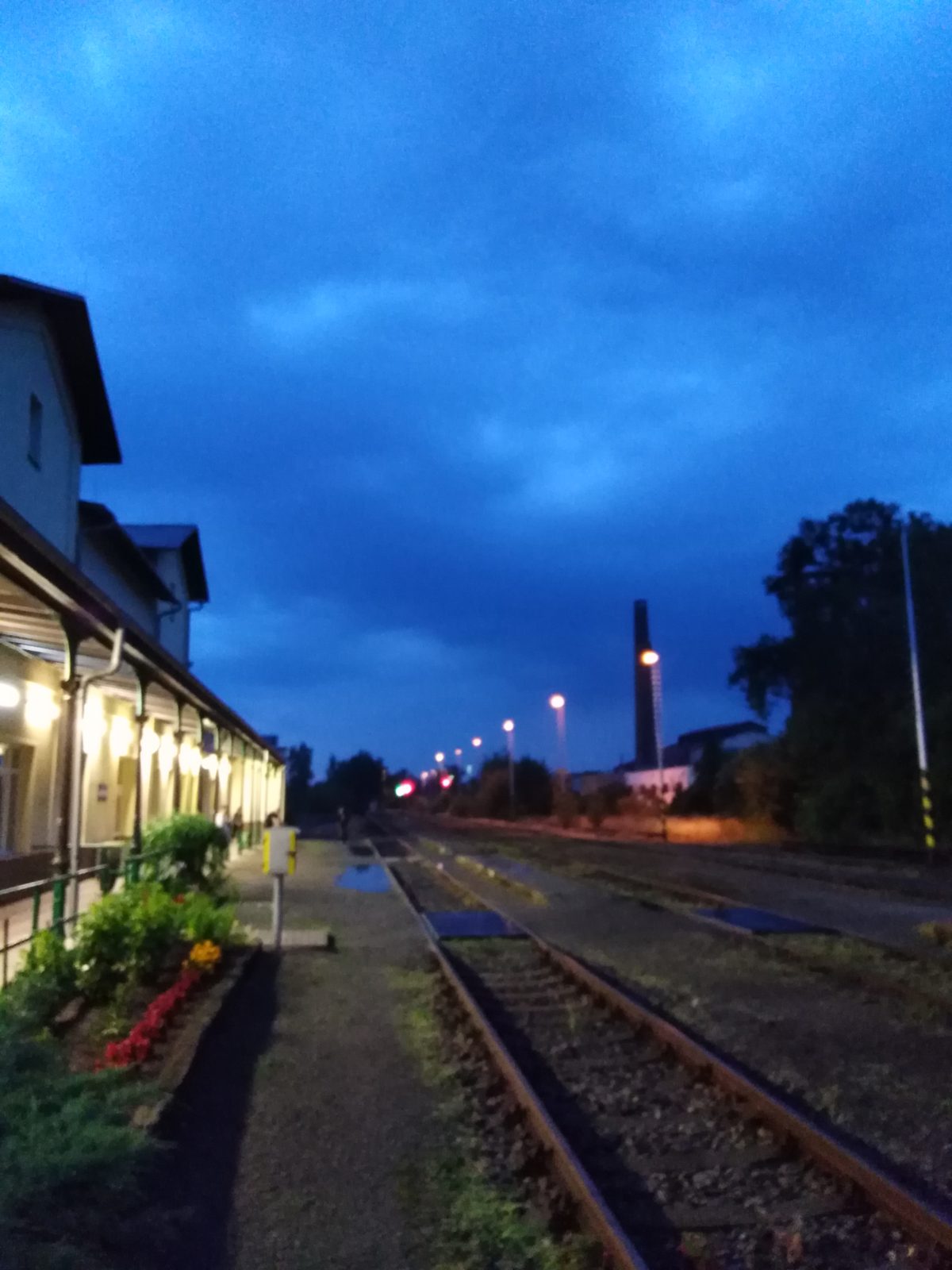 Poslední vlak na nádraží v Novém Boru – Když tma padá a romantika se probouzí 🌇