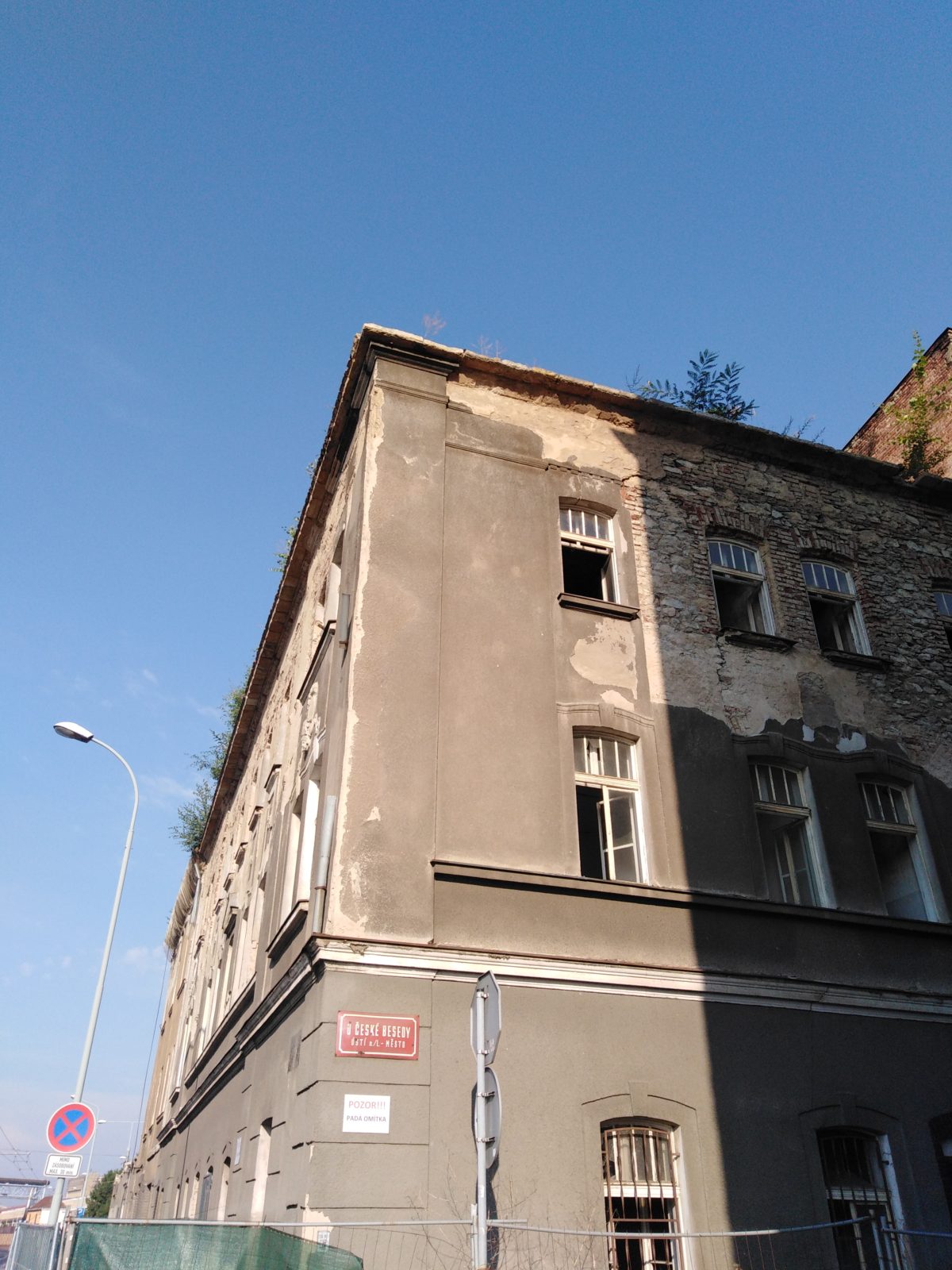 Bourání České besedy a okolních domů