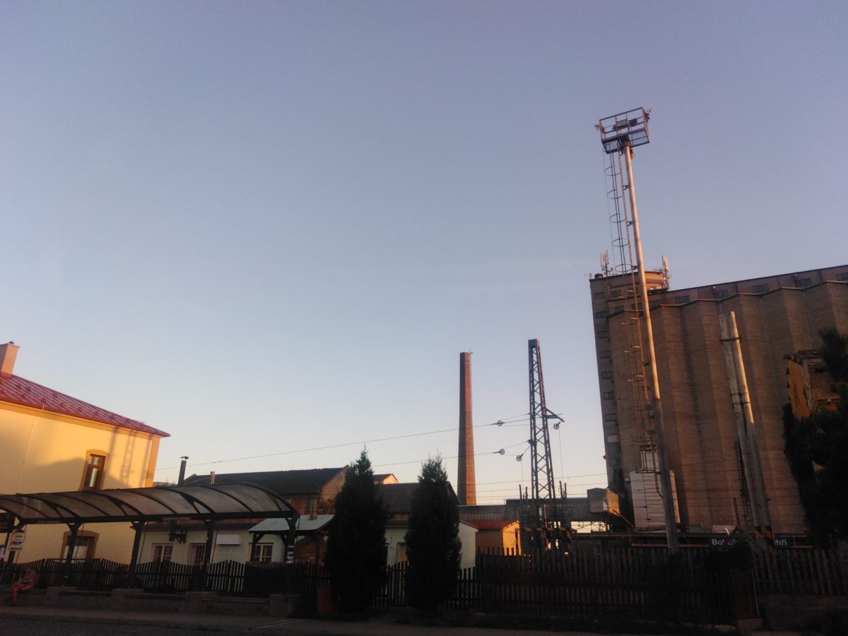 Bohušovické nádraží a jeho průmyslové okolí