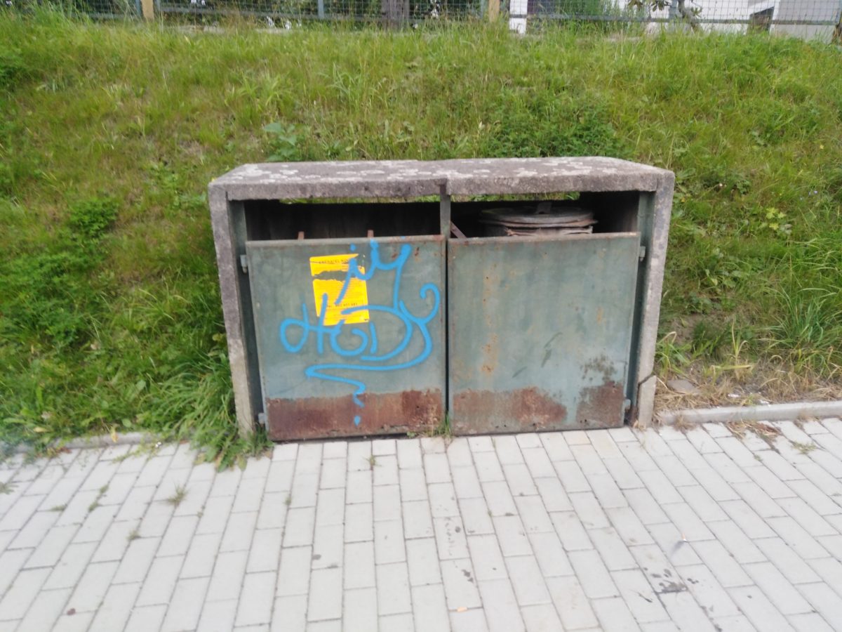 Socialistické popelnice ve Sloupu v Čechách