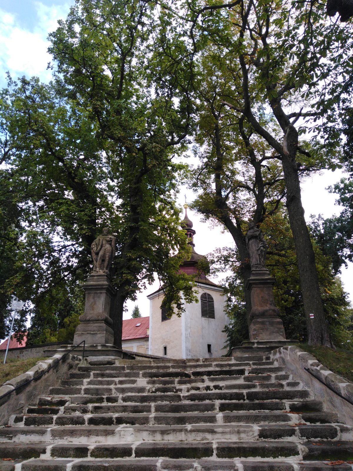 Kostel svaté Barbory + hřbitov, Zahrádky / Neuschloss