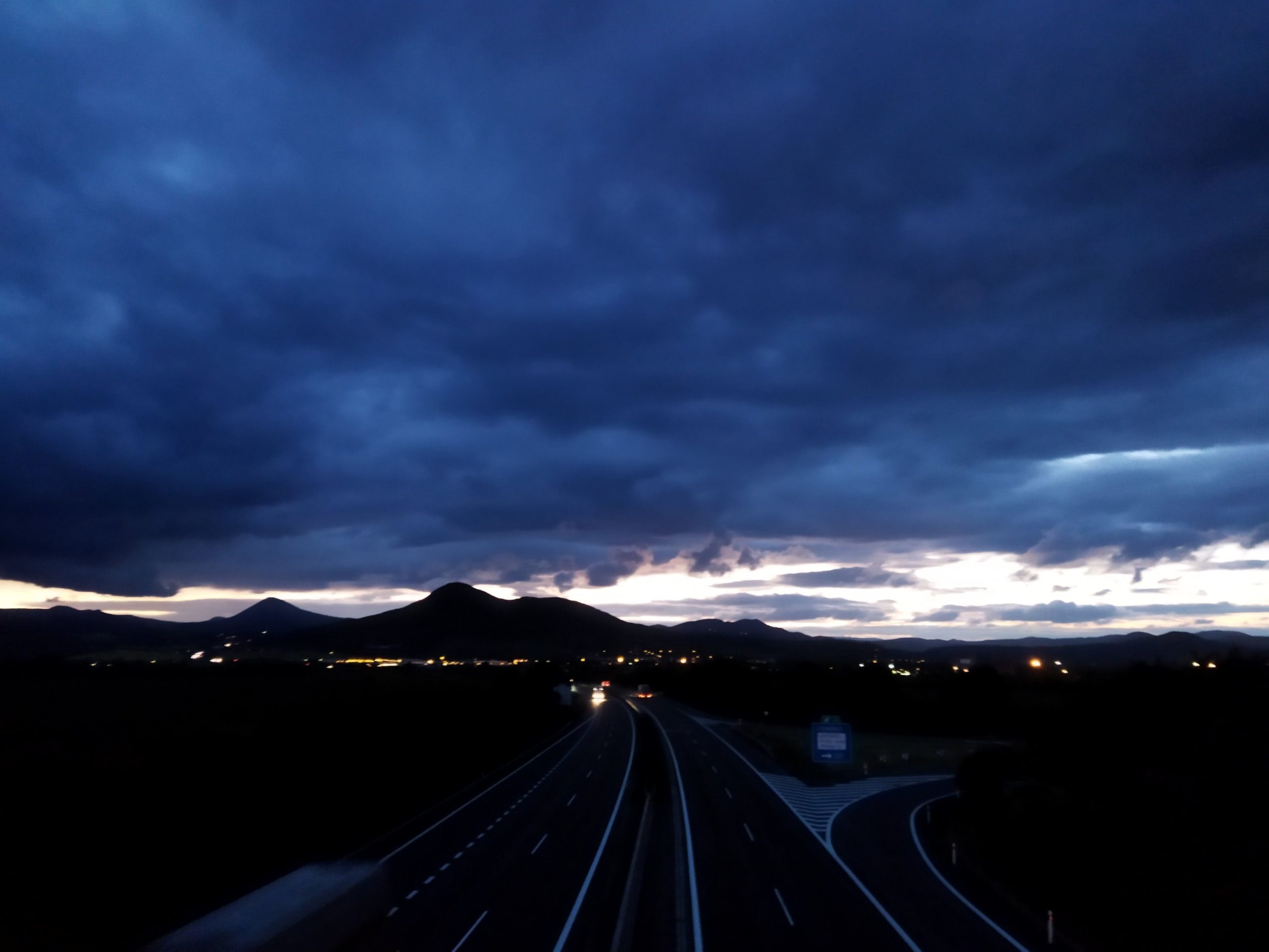 Noční přemostění dálnice v Lovosicích…