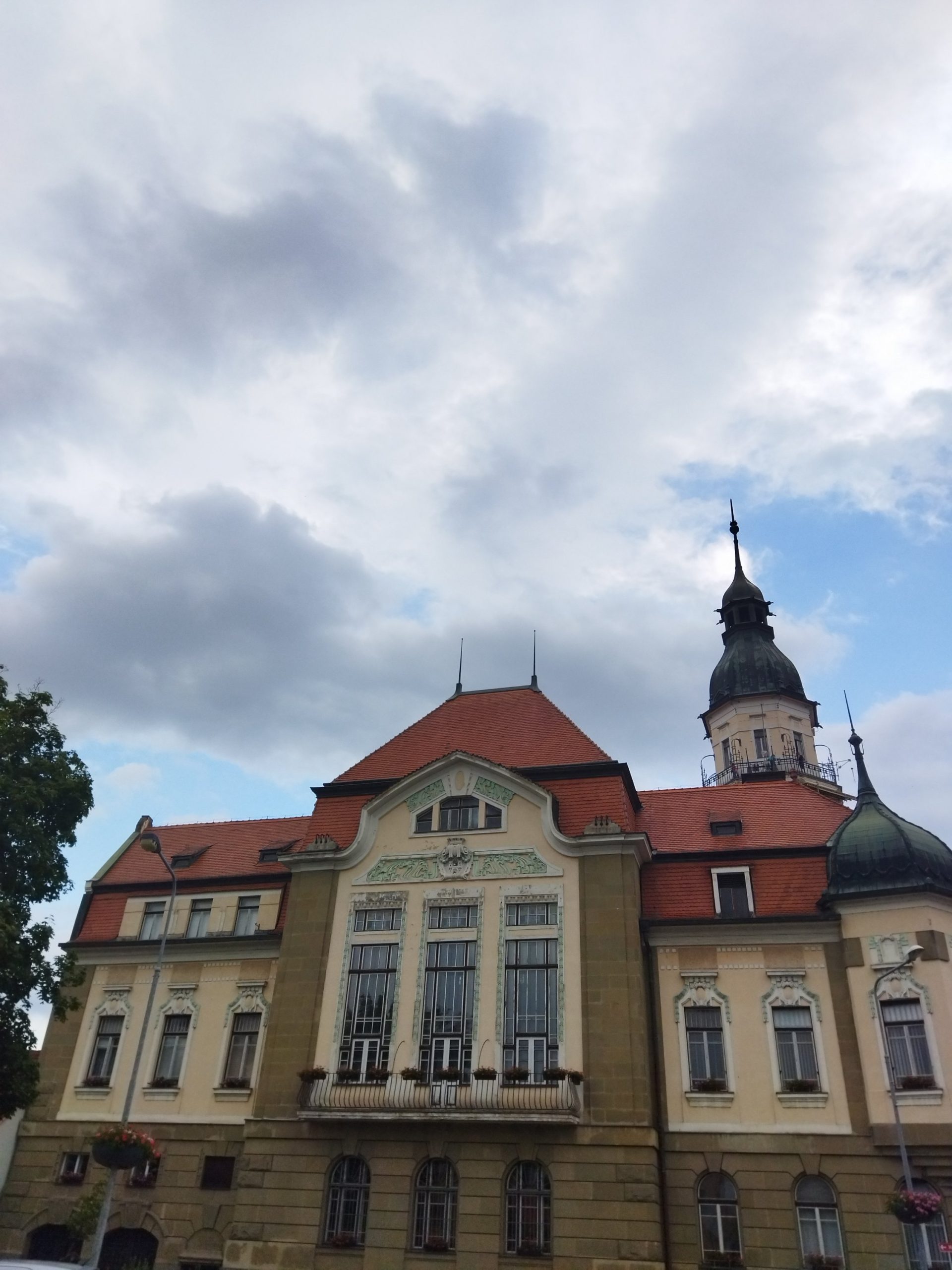 Bílinská radnice v poškozeném letním dni