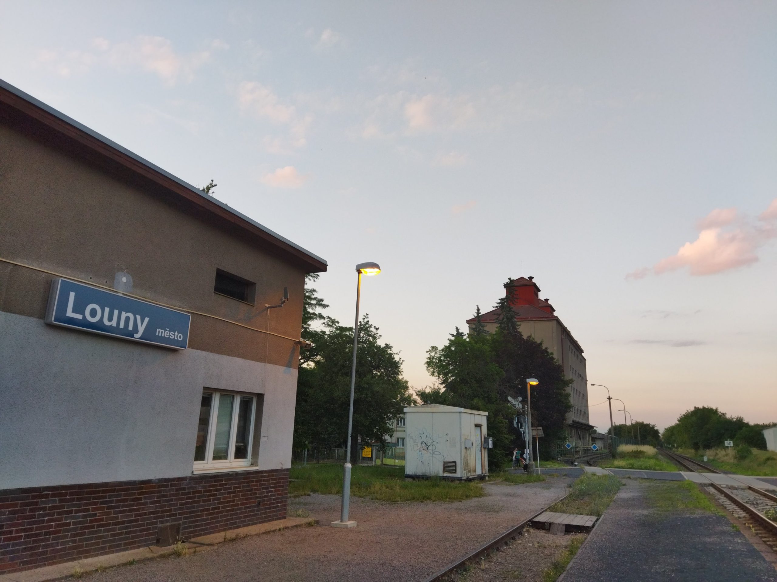 Zastávka Louny Město – Večer padá nad městem 🌇