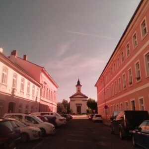 Terezínské ulice s modrou oblohou - atmosféra kde lze vypnout hlavu, když přijedete z Prahy a chcete relax - foceno přes filtr. 
